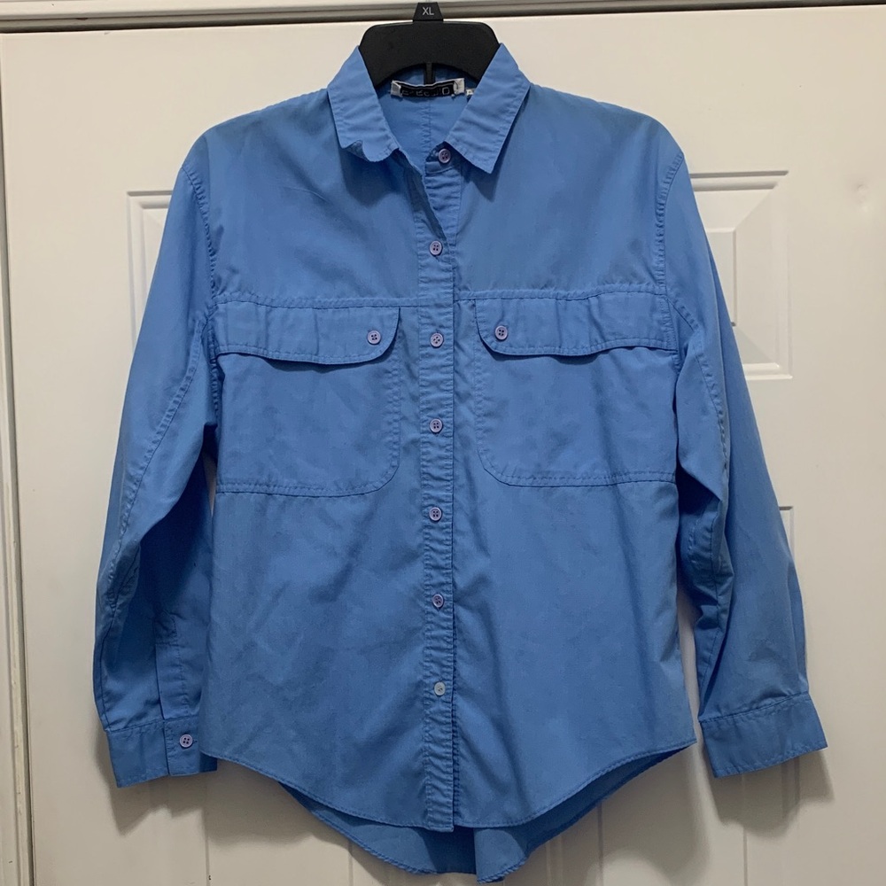 3/$15 Pyramid Women's Blue Button-Up Camp Shirt Size Medium